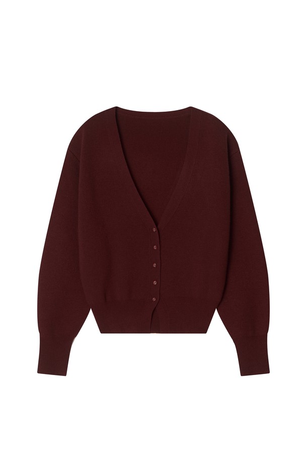 도르 울 카디건 _ 레드입니다. 부드러운 울 혼방 소재로 제작되어 가을, 겨울에 따뜻하게 착용할 수 있습니다. 릴랙스 핏과 드롭 숄더 디자인으로 편안한 착용감을 선사하며, 벌룬 소매 디테일이 여성스러운 분위기를 더합니다. 무지 & 케이블 패턴, V넥 디자인으로 다양한 스타일 연출이 가능하며, 히프를 덮는 기장으로 안정감을 줍니다. 데이트룩, 겨울 데일리룩 등 클래식하고 미니멀한 스타일을 연출해보세요.
