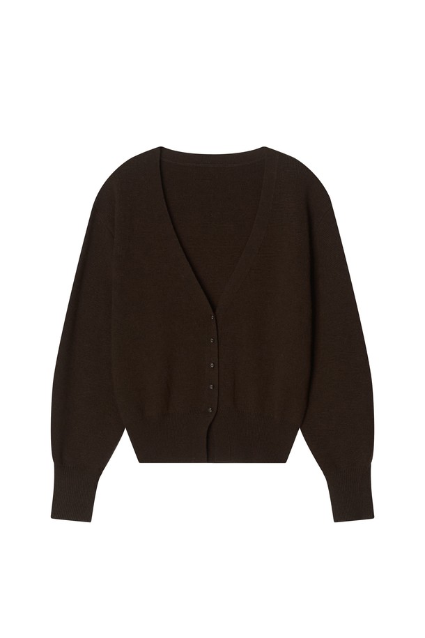 도르 울 카디건 _ 브라운은 여성 의류 상의 니트/스웨터입니다. 가을, 겨울에 어울리는 얇은 두께의 루즈핏 카디건으로, 브라운, 아이보리, 베이지, 레드 4가지 색상으로 출시되었습니다. 미니멀하고 우아한 스타일을 연출하며, 브이넥 디자인과 드롭 숄더, 벌룬 슬리브, 플리츠 커프스 디테일이 특징입니다. 울, 아크릴, 나일론 혼방 소재로 부드러운 촉감을 선사하며, 레이어링하여 다양한 스타일을 연출할 수 있습니다. 데이트룩, 카페룩, 겨울 데일리룩에 활용하기 좋은 아이템입니다.
