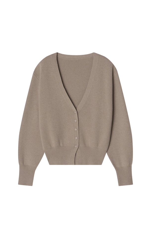 도르 울 가디건_ 베이지는 여성 고객을 위한 아우터로, 가을과 겨울에 착용하기 좋습니다. 부드러운 촉감의 울, 아크릴, 나일론 혼방 소재로 제작되었으며, 두께는 얇은 편입니다. 릴랙스핏에 드롭숄더, 벌룬 슬리브, 립 디테일 커프스, 힙을 덮는 기장으로 디자인되어 편안하면서도 스타일리시한 핏을 연출합니다. 베이직하고 미니멀한 스타일을 추구하며, 무지 패턴과 케이블 패턴 두 가지 디자인으로 만나볼 수 있습니다. 데이트룩, 카페룩, 겨울 데일리룩 등 다양한 TPO에 활용하기 좋으며, 클래식, 미니멀, 캐주얼 스타일을 즐기는 고객에게 추천합니다.
