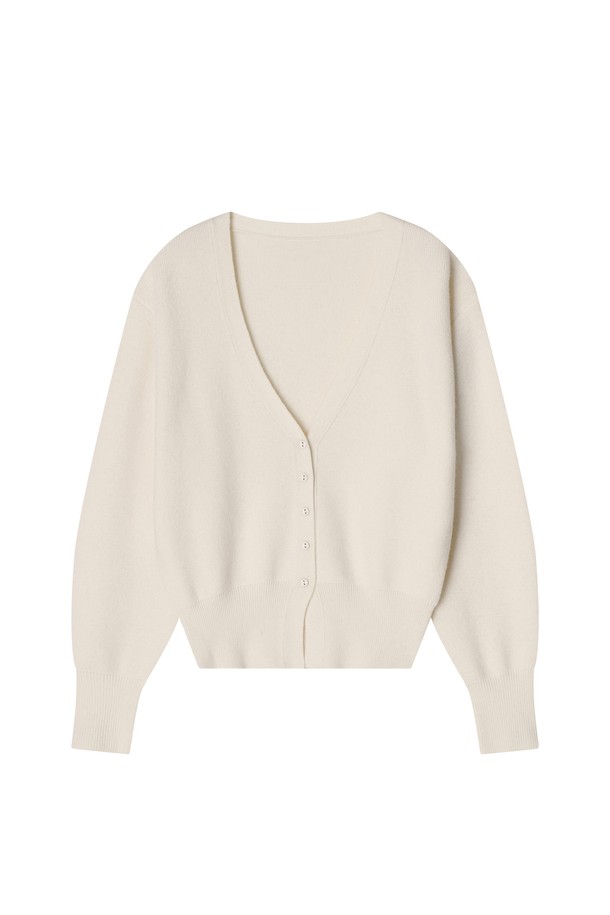 도르 울 가디건 _ 아이보리입니다. 부드러운 촉감의 울, 아크릴, 나일론 혼방 소재로 제작되어 가을, 겨울에 따뜻하게 착용하기 좋습니다. 얇은 두께감의 레귤러핏 라운드넥 가디건으로, 힙선 기장과 숄더 벌룬 소매, 커프스 디테일이 우아하고 클래식한 분위기를 더합니다. 아이보리, 베이지, 브라운, 레드 등 다양한 색상으로 출시되어 데일리룩, 카페룩 등 다양한 TPO에 활용 가능하며, 가디건 또는 이너로 활용하여 스타일리시함을 연출할 수 있습니다. 형태 유지력이 뛰어나 관리가 용이하며, 가볍게 착용할 수 있어 활동성이 좋습니다.
