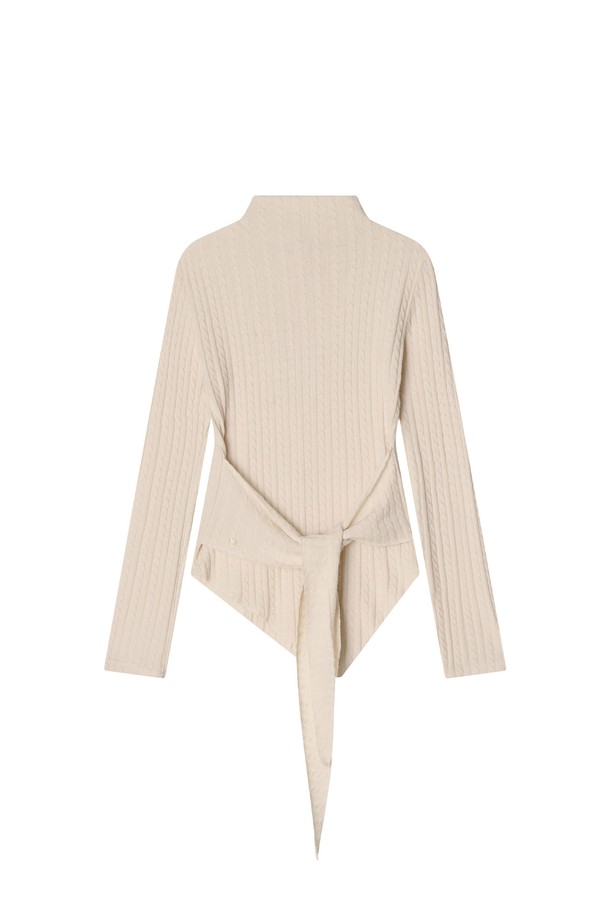 아로 라운지 니트 SET _ 베이지는 가을, 겨울 시즌을 위한 여성 의류입니다. 미니멀하고 베이직한 스타일로, 세미 터틀넥 디자인과 긴소매가 특징입니다. 부드러운 촉감의 아크릴, 나일론, 폴리에스테르 혼방 소재로 제작되었으며, 두꺼운 두께감으로 따뜻하게 착용할 수 있습니다. 허리 스트링으로 실루엣 조절이 가능하며, 슬림핏으로 여성스러운 라인을 연출합니다. 겨울 데일리룩, 카페룩, 데이트룩 등 다양한 TPO에 활용하기 좋습니다.
