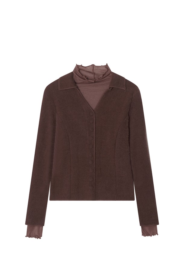 프림 울 카디건 세트 _ 브라운은 여성용 상의 니트/스웨터 카테고리에 속하는 제품입니다. 브라운, 아이보리, 베이지 색상으로 출시되었으며, 나일론, 텐셀, 울 혼방 소재로 제작되어 부드러운 촉감을 선사합니다. 레귤러핏과 긴소매, 칼라 네크라인 디자인이 특징이며, 가을/겨울 시즌 데이트룩, 오피스룩, 겨울 데일리룩에 적합합니다. 미니멀, 클래식 스타일을 추구하는 분들께 추천하며, 카디건 세트 구성으로 실용성을 더했습니다. 수트 스타일 솔기, 셀프 패브릭 바인딩, 헤어라인 스티칭, 롤드 헴 마감 디테일로 완성도를 높였습니다.
