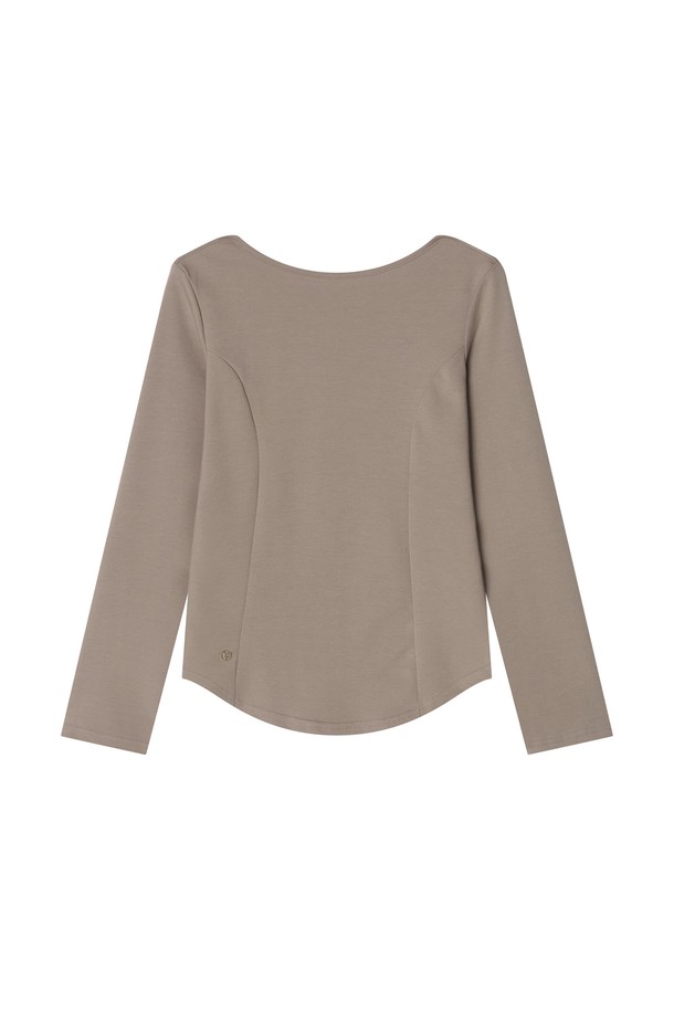 Batto 보트넥 티셔츠 _ 베이지는 여성 의류 상의로, 미니멀하고 베이직한 스타일을 추구하는 분들께 적합합니다. 면, 폴리에스테르, 스판덱스 혼방 소재로 제작되어 부드러운 촉감과 우수한 신축성을 자랑합니다. 보트넥 디자인과 레귤러핏으로 목선과 허리를 더욱 슬림하게 연출해 주며, 사계절 내내 다양한 옷과 레이어드하여 입을 수 있습니다. 데이트룩이나 카페룩으로 세련된 분위기를 연출해보세요. 베이지, 화이트, 블랙 세 가지 색상으로 출시되었습니다.
