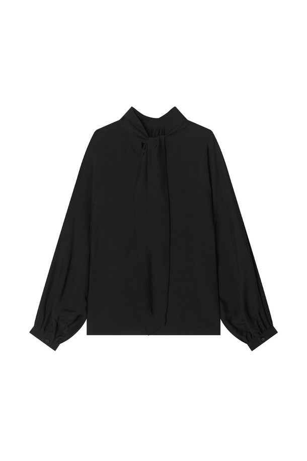 레이라 타이 블라우스 (Leila Tie Blouse) _ 블랙은 부드러운 모달과 비스코스 혼방 소재로 제작되어 실키한 광택감과 뛰어난 드레이프성을 자랑합니다. 하프넥 또는 리본넥으로 연출 가능한 리버서블 디자인과 벌룬 소매, A라인 실루엣이 우아하고 여성스러운 분위기를 더합니다. 데일리룩, 포멀한 자리 모두 잘 어울리며, 봄, 가을 시즌에 활용하기 좋은 얇은 두께감의 긴소매 블라우스입니다. 오피스룩, 모임룩, 소개팅룩 등 다양한 TPO에 맞춰 클래식, 미니멀, 로맨틱 스타일을 연출해보세요. 블랙과 아이보리 두 가지 컬러로 만나보실 수 있습니다.
