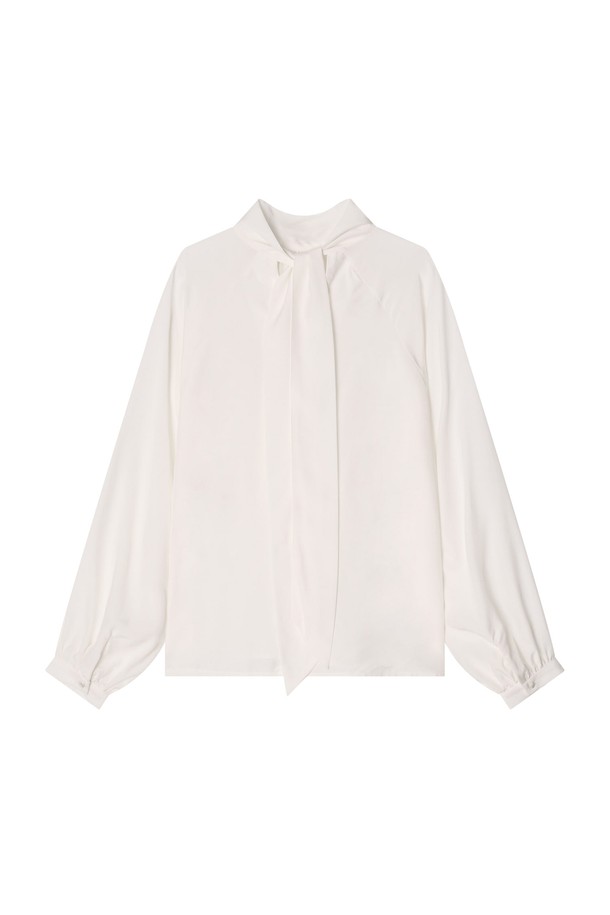 레이라 타이 블라우스 _ 아이보리(Leila Tie Blouse _ Ivory)는 부드러운 모달과 비스코스 혼방 소재로 제작되어 실키한 광택과 고급스러운 촉감을 선사합니다. 하이넥 또는 타이넥으로 연출 가능한 리버서블 디자인으로, A라인 실루엣과 벌룬 소매가 여성스러운 분위기를 더합니다. 포멀한 오피스룩부터 모임룩, 소개팅룩까지 폭넓게 활용할 수 있으며, 클래식하고 미니멀한 스타일을 연출하기 좋습니다. 계절에 구애받지 않고 사계절 내내 착용 가능하며, 루즈핏으로 편안하게 즐길 수 있습니다. 아이보리, 블랙 두 가지 컬러로 만나보세요.
