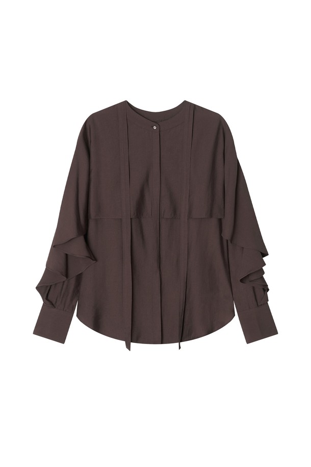 나디 케이프 블라우스 _ 브라운은 여성스러운 무드를 자아내는 블라우스입니다. 봄, 가을에 어울리는 긴소매 디자인으로, 루즈핏의 편안한 착용감을 선사합니다. 부드러운 레이온과 폴리에스테르 혼방 소재로 제작되어 은은한 광택과 고급스러운 촉감을 느낄 수 있습니다. 케이프 디자인과 3D 패턴 디테일, 스텝드 슬리브 플랩, 버튼 플래킷이 더해져 엘레강스하고 우아한 스타일을 완성합니다. 데이트룩, 모임룩, 오피스룩 등 다양한 TPO에 클래식, 미니멀, 로맨틱한 스타일로 연출해보세요.
