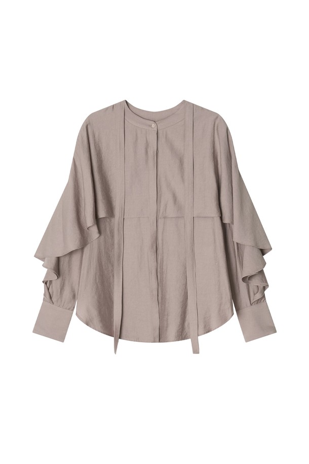 나디 케이프 블라우스 (Pink)는 여성스러운 무드를 연출하는 블라우스입니다. 부드러운 레이온과 폴리에스테르 혼방 소재로 제작되어 봄, 여름에 시원하게 착용하기 좋습니다. 라운드넥에 케이프 디자인과 타이 디테일, 티어드 슬리브가 더해져 우아하고 로맨틱한 스타일을 완성합니다. 루즈핏으로 편안하며, 핑크와 브라운 두 가지 색상으로 출시되어 데이트룩, 카페룩, 모임룩 등 다양한 TPO에 활용할 수 있습니다. 클래식하고 미니멀한 스타일을 선호하는 분들께 추천합니다.
