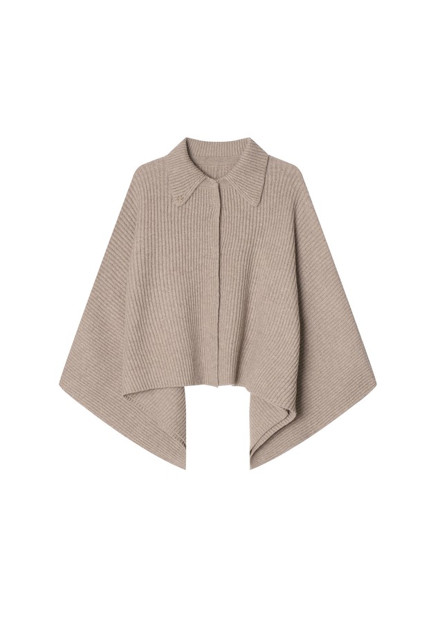 로디 케이프 니트 재킷_ 베이지는 울과 나일론 혼방 소재의 여성용 케이프입니다. 부드러운 촉감과 두꺼운 두께로 가을, 겨울에 따뜻하게 착용할 수 있으며, 하이 울 함량으로 고급스러운 분위기를 더합니다. 베이지, 아이보리, 브라운, 블랙 등 다양한 색상으로 출시되었으며, 루즈핏 디자인과 톤온톤 배색으로 우아하고 미니멀한 스타일을 연출합니다. 어깨를 자연스럽게 감싸는 테이프 형태의 실루엣으로 코트나 카디건 위에 레이어드하여 활용할 수 있습니다. 데일리룩, 모임룩, 데이트룩 등 다양한 TPO에 클래식, 미니멀, 시크한 스타일을 더해보세요.
