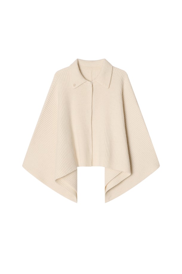 로디 케이프 니트 재킷_ 아이보리는 여성스러운 실루엣과 우아한 분위기를 연출하는 케이프 스타일의 겨울 아우터입니다. 부드러운 울과 나일론 혼방 소재로 제작되어 포근하고, 두꺼운 두께감으로 보온성을 높였습니다. 크롭 기장의 루즈핏으로 편안하게 착용 가능하며, 버튼 여밈 방식으로 간편하게 스타일링할 수 있습니다. 아이보리, 베이지, 브라운, 블랙 등 다채로운 색상으로 출시되어 데이트룩, 겨울 데일리룩, 모임룩 등 폭넓은 TPO에 활용할 수 있습니다. 클래식, 미니멀, 시크한 스타일을 즐기는 여성에게 추천하는 아이템입니다.
