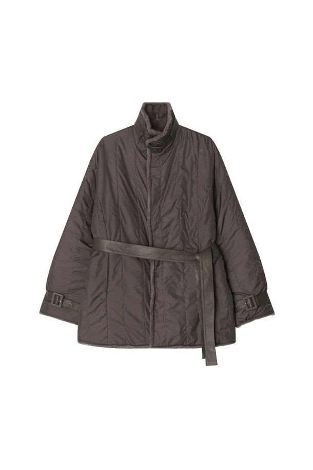 시칠리안 리버시블 퍼 재킷 _ 브라운은 여성스러운 매력을 강조하는 겨울철 필수 아이템입니다. 브라운과 아이보리 컬러의 양면 착용이 가능하며, 한쪽 면은 부드러운 퍼 소재, 다른 쪽 면은 퀼팅 처리되어 다양한 스타일을 연출할 수 있습니다. 슬림핏 디자인에 허리 벨트 디테일로 여성스러운 실루엣을 완성하며, 소매 벨트는 탈부착이 가능합니다. 클래식하고 시크한 무드로 데이트룩, 겨울 데일리룩, 모임룩 등 폭넓게 활용해보세요.
