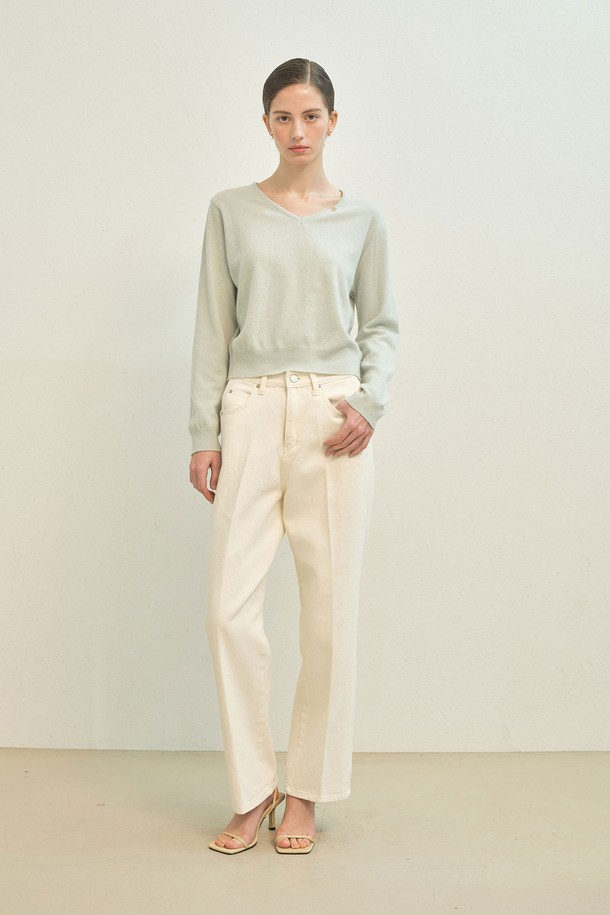 패스 크림 진 (pass cream jeans)은 Letters from her Winter Collection FW25의 여성용 데님 팬츠입니다. 미니멀하고 클래식한 스타일로, 겨울철 데일리룩에 적합합니다. 부드러운 촉감의 면 소재로 제작되었으며, 전통적인 데님 텍스처와 내구성을 갖춘 것이 특징입니다. 크림 컬러의 무지 디자인에 스트레이트 핏으로, 어떤 상의와도 잘 어울립니다. 두꺼운 두께감으로 겨울철에도 따뜻하게 착용할 수 있습니다.
