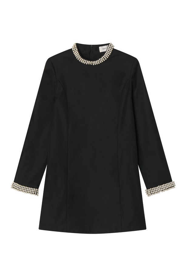 플라빈 펄 드레스 블랙은 여성스러운 매력을 강조하는 미니 원피스입니다. 라운드넥에 긴소매, A라인 핏으로 엘레강스하고 미니멀한 스타일을 연출합니다. 부드러운 폴리에스테르 소재로 제작되었으며, 얇지만 어깨 패드와 신축성 있는 안감, 주름 방지 원단이 더해져 편안한 착용감을 선사합니다. 진주 장식이 포인트로, 오피스룩, 모임룩, 소개팅룩 등 다양한 TPO에 활용 가능합니다. 클래식하고 미니멀한 디자인으로, 봄, 가을에 즐겨 입기 좋습니다.
