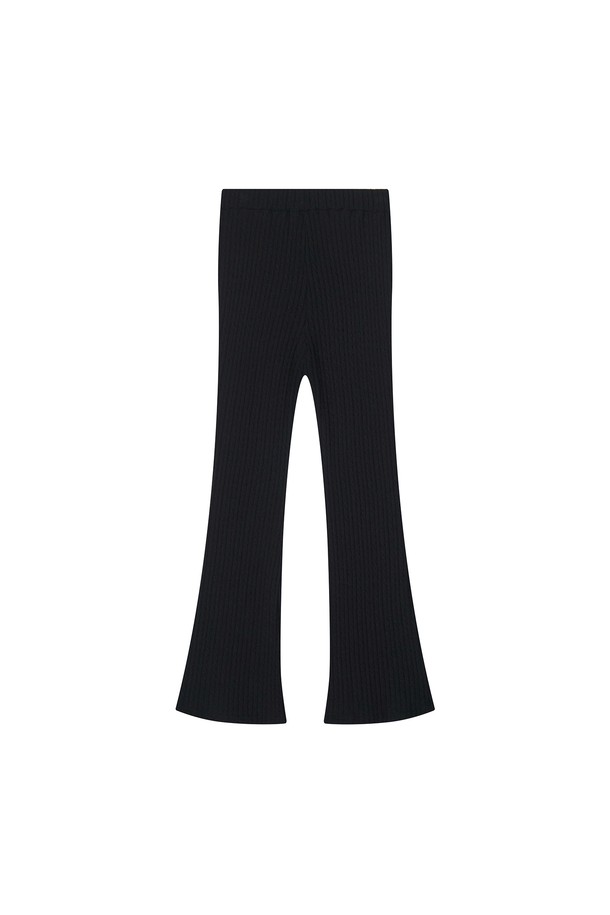 Arro 라운지 니트 팬츠 - 블랙은 미니멀하고 베이직한 스타일을 추구하는 여성 고객을 위한 니트 팬츠입니다. 가을과 겨울에 어울리는 두꺼운 두께감의 골지 니트 소재로 제작되어 부드러운 촉감을 선사합니다. 레귤러핏 스트레이트 실루엣으로 편안하게 착용 가능하며, 허리 밴딩 처리로 활동성을 높였습니다. 출근룩과 집콕룩 모두 소화 가능한 활용도 높은 아이템으로, 미니멀, 클래식, 캐주얼 등 다양한 스타일 연출에 용이합니다.
