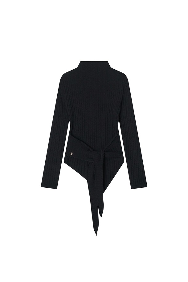 아로 라운지 니트 _ 블랙은 미니멀하고 베이직한 스타일의 여성용 니트/스웨터입니다. 가을과 겨울에 어울리는 두꺼운 두께감의 터틀넥으로, 부드러운 촉감과 골지 무늬가 특징입니다. 레귤러핏으로 편안하게 착용 가능하며, 긴 소매 기장으로 따뜻함을 더합니다. 집콕룩으로 활용하기 좋으며, 일상복으로도 손색없는 아이템입니다.
