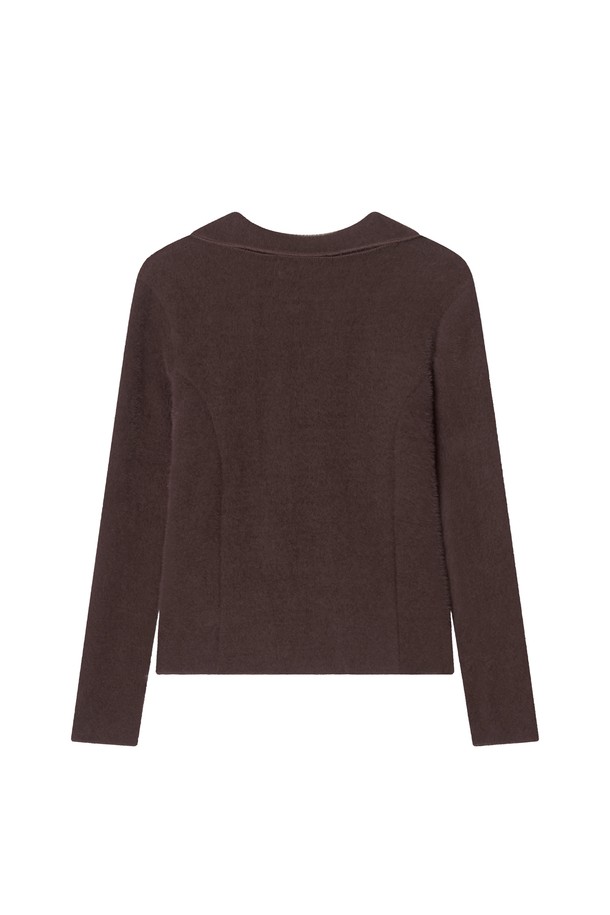 브라운 컬러의 Prim 울 카디건 니트웨어입니다. 부드러운 촉감의 울 소재로 제작되어 가을, 겨울철 따뜻하게 착용할 수 있습니다. 라운드넥에 레귤러핏으로, 베이직하고 클래식한 스타일을 연출합니다. 톤온톤의 무지 디자인에 단추 여밈으로 포인트를 더했으며, 출근룩이나 모임룩 등 다양한 TPO에 활용 가능합니다. 미니멀, 캐주얼 룩에도 잘 어울립니다.
