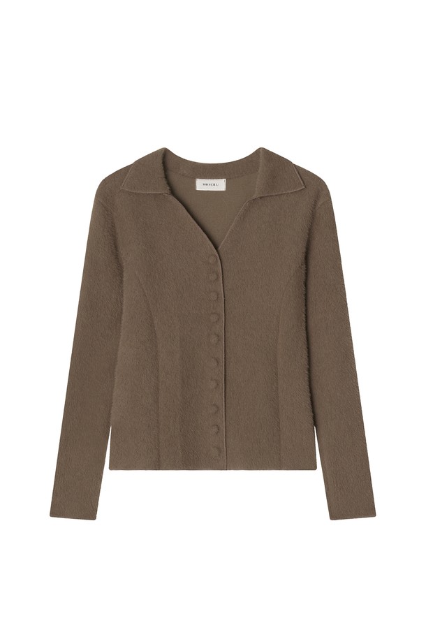 베이직하고 미니멀한 스타일의 여성용 "프림 울 카디건" 니트웨어입니다. 부드러운 촉감의 울 소재로 제작되어 가을, 겨울 시즌에 따뜻하게 착용할 수 있습니다. 라운드넥에 레귤러핏으로 편안하게 떨어지는 핏이며, 크롭 기장으로 세련된 느낌을 더했습니다. 긴 소매에 무지 패턴, 버튼 여밈 방식의 카디건 스타일로 출근룩, 모임룩 등 다양한 TPO에 활용 가능합니다. 클래식, 미니멀, 캐주얼 스타일을 즐기는 분들께 추천합니다.
