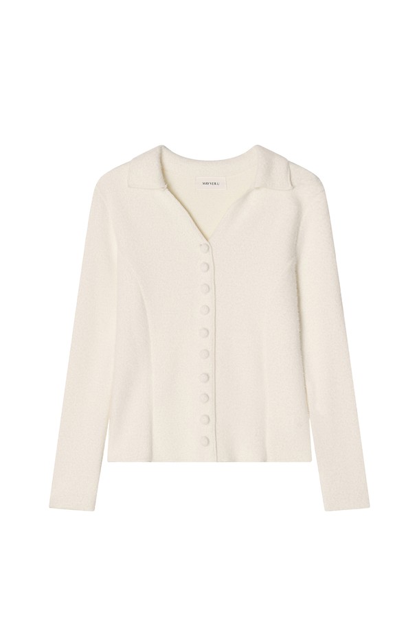 아이보리 컬러의 Prim 울 카디건 니트웨어입니다. 가을, 겨울 시즌에 어울리는 두꺼운 두께감의 라운드넥 긴소매 카디건으로, 부드러운 촉감과 레귤러핏으로 편안하게 착용할 수 있습니다. 미니멀하고 클래식한 스타일을 연출하며, 데이트룩에 활용하기 좋습니다. 프론트 버튼 디테일이 돋보이는 디자인으로, 다양한 룩에 포인트 아이템으로 활용하기 좋습니다. 100% 울 소재로 제작되어 보온성이 뛰어나고, 무지 패턴으로 어떤 스타일에도 잘 어울립니다.
