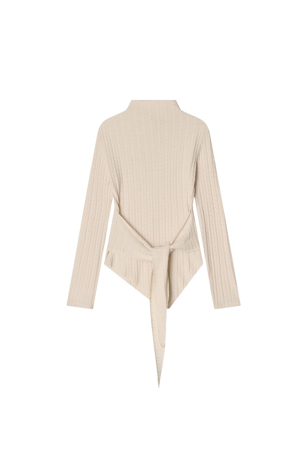 "Arro Lounge Knit" 베이지 니트는 여성 의류로, 가을과 겨울에 착용하기 좋은 두꺼운 두께감의 하프넥 골지 니트 스웨터입니다. 미니멀하고 베이직한 스타일을 추구하는 분들께 적합하며, 부드러운 촉감과 긴 소매 기장이 편안한 착용감을 선사합니다. 레귤러핏으로 제작되었으며, 리본 디테일이 포인트로 더해져 여성스러운 분위기를 연출합니다. 일상복으로 활용하기 좋으며, 다양한 하의와 매치하여 클래식한 룩을 완성할 수 있습니다.
