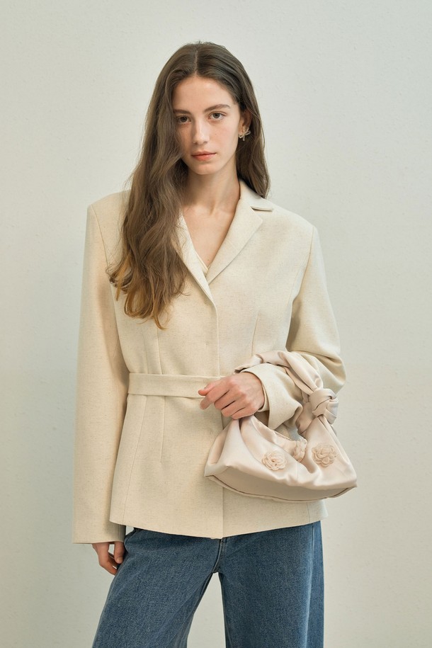 몰 로즈 백 (베이지)는 여성스러운 플라워 패턴과 심플한 디자인이 돋보이는 미니백입니다. 베이지와 블랙 두 가지 색상으로 출시되어 데이트룩, 쇼핑룩 등 다양한 스타일에 매치하기 좋습니다. 폴리 소재로 제작되었으며, 슬러치 스타일과 숨겨진 마그네틱 잠금장치로 편안함과 실용성을 더했습니다. 미니멀, 걸리시, 클래식 스타일을 즐겨 입는 분들께 추천하며, 일상에서 가볍게 들고 다니기 좋은 아이템입니다. 깔끔하고 세련된 디자인으로 어떤 옷차림에도 잘 어울립니다.
