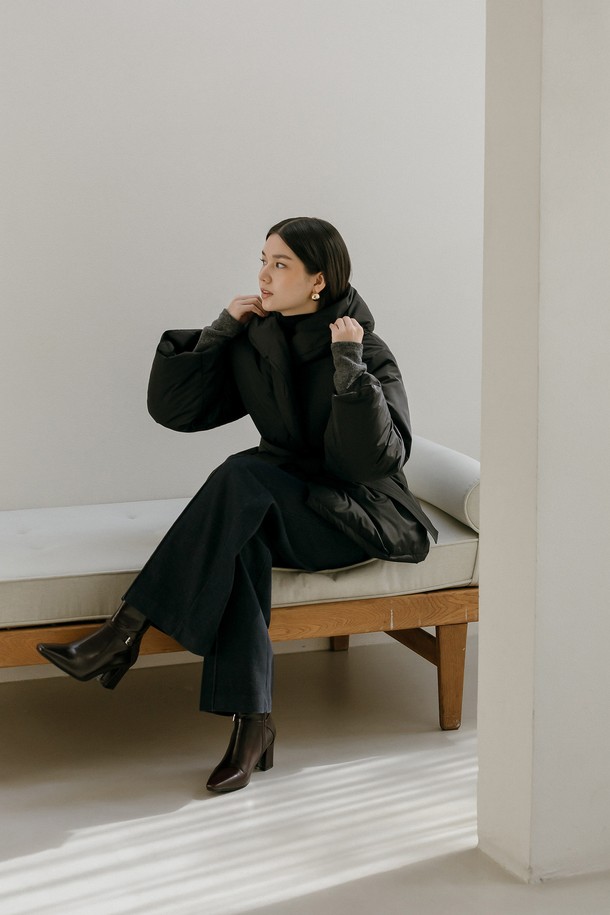 레나 울 터틀넥 티셔츠 _ 블랙은 가을, 겨울 시즌에 어울리는 여성용 터틀넥 티셔츠입니다. 부드러운 촉감의 울, 텐셀, 스판덱스 혼방 소재로 제작되어 보온성이 뛰어나고, 레귤러핏으로 편안하게 착용할 수 있습니다. 미니멀하고 베이직한 디자인에 블랙 컬러가 더해져 어떤 스타일에도 쉽게 매치 가능하며, 긴 소매 기장과 두꺼운 두께감으로 레이어드 스타일링에도 활용하기 좋습니다. 일상, 오피스룩, 모임룩 등 다양한 TPO에 클래식, 미니멀, 시크한 무드로 연출해보세요.
