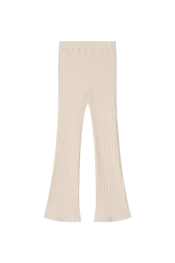 아로 라운지 니트 SET _ 베이지는 가을, 겨울 시즌을 위한 여성 의류입니다. 미니멀하고 베이직한 스타일로, 세미 터틀넥 디자인과 긴소매가 특징입니다. 부드러운 촉감의 아크릴, 나일론, 폴리에스테르 혼방 소재로 제작되었으며, 두꺼운 두께감으로 따뜻하게 착용할 수 있습니다. 허리 스트링으로 실루엣 조절이 가능하며, 슬림핏으로 여성스러운 라인을 연출합니다. 겨울 데일리룩, 카페룩, 데이트룩 등 다양한 TPO에 활용하기 좋습니다.
