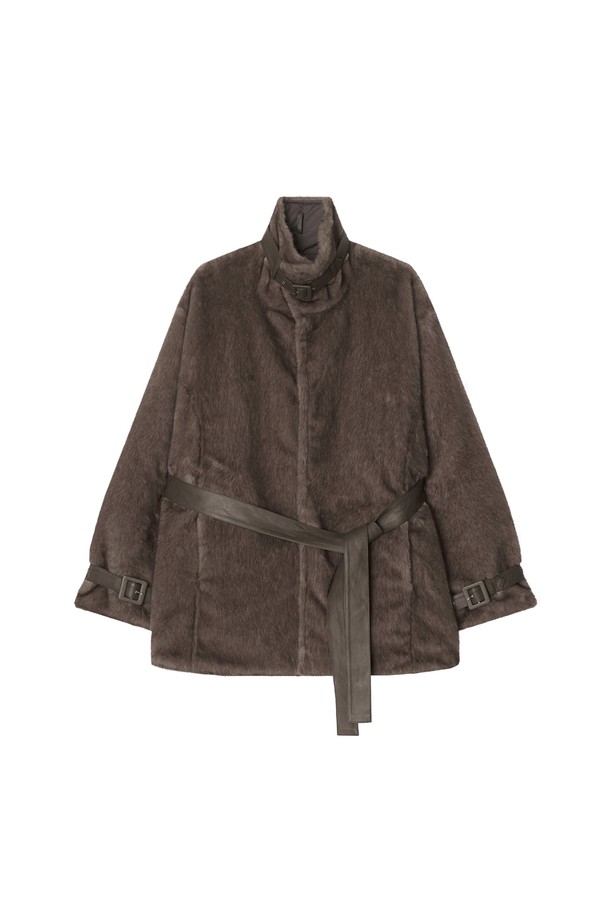 시칠리안 리버시블 퍼 재킷 _ 브라운은 여성스러운 매력을 강조하는 겨울철 필수 아이템입니다. 브라운과 아이보리 컬러의 양면 착용이 가능하며, 한쪽 면은 부드러운 퍼 소재, 다른 쪽 면은 퀼팅 처리되어 다양한 스타일을 연출할 수 있습니다. 슬림핏 디자인에 허리 벨트 디테일로 여성스러운 실루엣을 완성하며, 소매 벨트는 탈부착이 가능합니다. 클래식하고 시크한 무드로 데이트룩, 겨울 데일리룩, 모임룩 등 폭넓게 활용해보세요.
