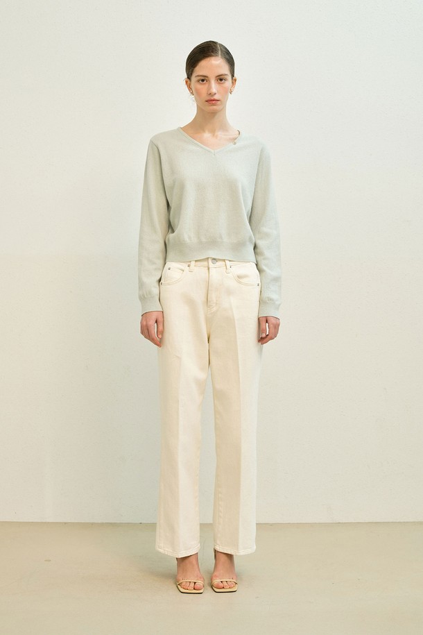 패스 크림 진 (pass cream jeans)은 Letters from her Winter Collection FW25의 여성용 데님 팬츠입니다. 미니멀하고 클래식한 스타일로, 겨울철 데일리룩에 적합합니다. 부드러운 촉감의 면 소재로 제작되었으며, 전통적인 데님 텍스처와 내구성을 갖춘 것이 특징입니다. 크림 컬러의 무지 디자인에 스트레이트 핏으로, 어떤 상의와도 잘 어울립니다. 두꺼운 두께감으로 겨울철에도 따뜻하게 착용할 수 있습니다.
