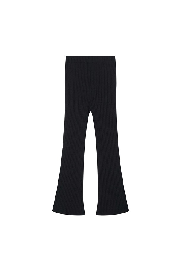 Arro 라운지 니트 팬츠 - 블랙은 미니멀하고 베이직한 스타일을 추구하는 여성 고객을 위한 니트 팬츠입니다. 가을과 겨울에 어울리는 두꺼운 두께감의 골지 니트 소재로 제작되어 부드러운 촉감을 선사합니다. 레귤러핏 스트레이트 실루엣으로 편안하게 착용 가능하며, 허리 밴딩 처리로 활동성을 높였습니다. 출근룩과 집콕룩 모두 소화 가능한 활용도 높은 아이템으로, 미니멀, 클래식, 캐주얼 등 다양한 스타일 연출에 용이합니다.
