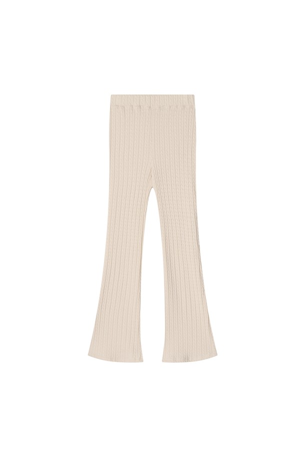 Arro 라운지 니트 팬츠 _ 베이지는 부드러운 촉감의 니트 소재로 제작되어 편안한 착용감을 선사합니다. 가을, 겨울 시즌에 어울리는 두꺼운 두께감과 골지 패턴이 특징이며, 레귤러핏과 스트레이트 핏으로 미니멀하고 베이직한 스타일을 연출합니다. 밴딩 처리로 편안함을 더했으며, 집콕룩으로 활용하기 좋습니다. 여성용으로, 다양한 상의와 매치하여 클래식하고 캐주얼한 분위기를 연출할 수 있습니다.
