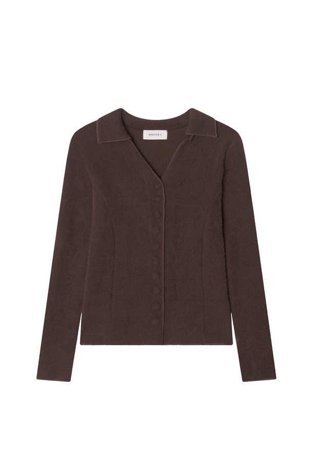 브라운 컬러의 Prim 울 카디건 니트웨어입니다. 부드러운 촉감의 울 소재로 제작되어 가을, 겨울철 따뜻하게 착용할 수 있습니다. 라운드넥에 레귤러핏으로, 베이직하고 클래식한 스타일을 연출합니다. 톤온톤의 무지 디자인에 단추 여밈으로 포인트를 더했으며, 출근룩이나 모임룩 등 다양한 TPO에 활용 가능합니다. 미니멀, 캐주얼 룩에도 잘 어울립니다.
