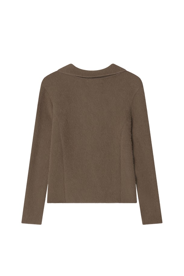 베이직하고 미니멀한 스타일의 여성용 "프림 울 카디건" 니트웨어입니다. 부드러운 촉감의 울 소재로 제작되어 가을, 겨울 시즌에 따뜻하게 착용할 수 있습니다. 라운드넥에 레귤러핏으로 편안하게 떨어지는 핏이며, 크롭 기장으로 세련된 느낌을 더했습니다. 긴 소매에 무지 패턴, 버튼 여밈 방식의 카디건 스타일로 출근룩, 모임룩 등 다양한 TPO에 활용 가능합니다. 클래식, 미니멀, 캐주얼 스타일을 즐기는 분들께 추천합니다.
