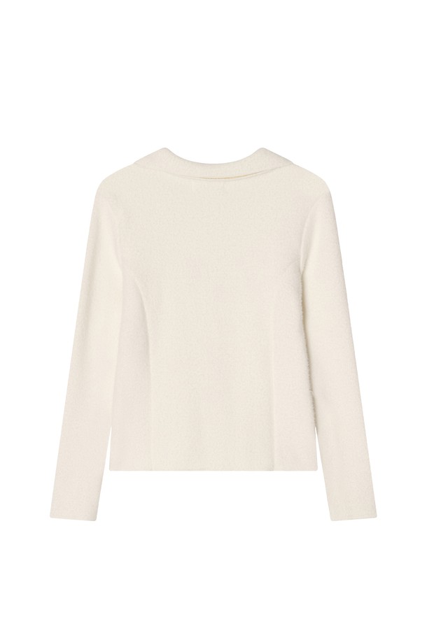 아이보리 컬러의 Prim 울 카디건 니트웨어입니다. 가을, 겨울 시즌에 어울리는 두꺼운 두께감의 라운드넥 긴소매 카디건으로, 부드러운 촉감과 레귤러핏으로 편안하게 착용할 수 있습니다. 미니멀하고 클래식한 스타일을 연출하며, 데이트룩에 활용하기 좋습니다. 프론트 버튼 디테일이 돋보이는 디자인으로, 다양한 룩에 포인트 아이템으로 활용하기 좋습니다. 100% 울 소재로 제작되어 보온성이 뛰어나고, 무지 패턴으로 어떤 스타일에도 잘 어울립니다.
