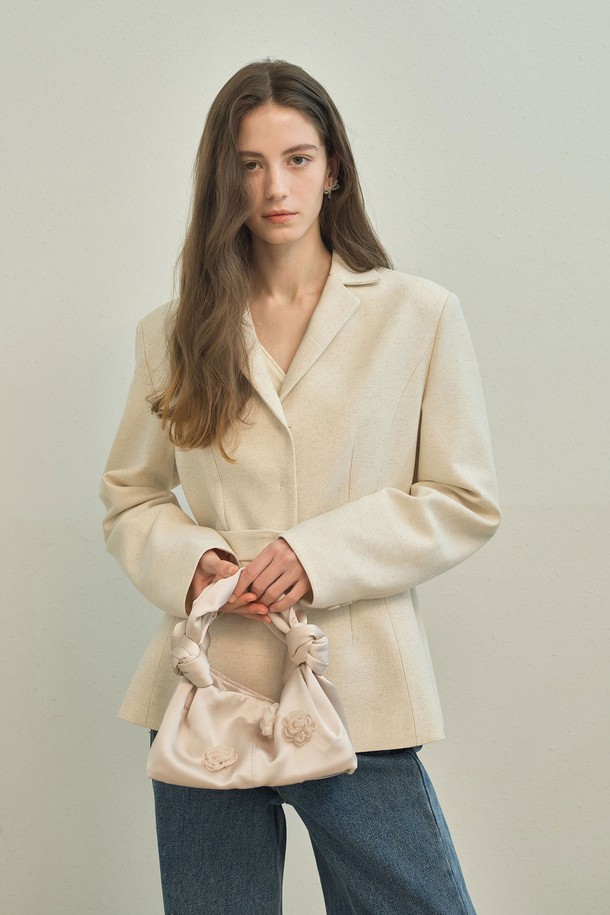 몰 로즈 백 (베이지)는 여성스러운 플라워 패턴과 심플한 디자인이 돋보이는 미니백입니다. 베이지와 블랙 두 가지 색상으로 출시되어 데이트룩, 쇼핑룩 등 다양한 스타일에 매치하기 좋습니다. 폴리 소재로 제작되었으며, 슬러치 스타일과 숨겨진 마그네틱 잠금장치로 편안함과 실용성을 더했습니다. 미니멀, 걸리시, 클래식 스타일을 즐겨 입는 분들께 추천하며, 일상에서 가볍게 들고 다니기 좋은 아이템입니다. 깔끔하고 세련된 디자인으로 어떤 옷차림에도 잘 어울립니다.
