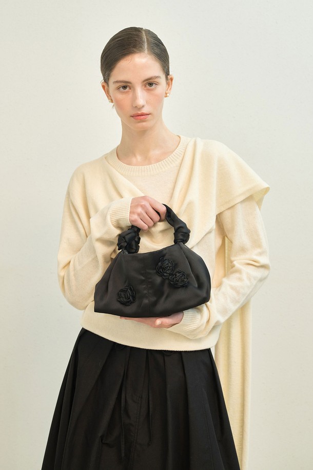 Mole rose bag (모울 로즈 백) _ Black은 Letters from her Winter Collection FW25 컬렉션의 여성용 미니백입니다. 블랙 색상의 폴리에스터 소재로 제작되었으며, 사각 형태에 플로럴 장식이 더해져 로맨틱한 분위기를 자아냅니다. 섬세한 미적 디자인과 깔끔한 클로징, 시적인 실루엣이 특징이며, 마그네틱형 잠금 방식으로 편의성을 높였습니다. 데이트룩, 모임룩, 카페룩 등 다양한 TPO에 클래식, 로맨틱, 미니멀 스타일로 연출하기 좋습니다.
