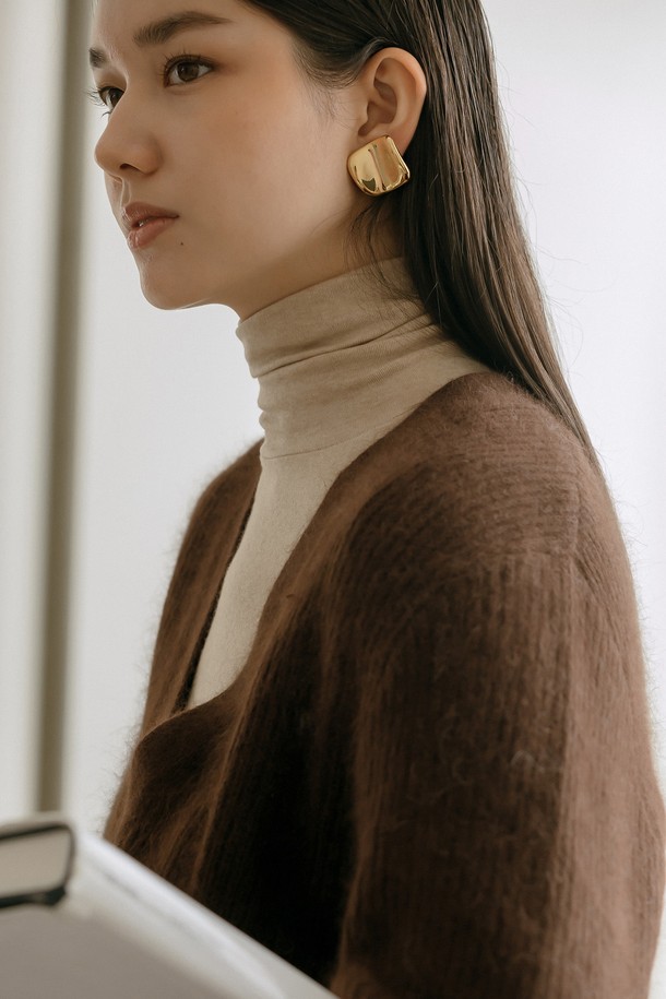 레나 울 터틀넥 티셔츠 _ 베이지는 가을, 겨울에 어울리는 여성용 터틀넥 티셔츠입니다. 부드러운 울 소재로 제작되어 뛰어난 착용감과 보온성을 제공하며, 슬림핏 디자인으로 미니멀하고 세련된 스타일을 연출합니다. 베이지 색상의 무지 디자인은 다양한 하의와 레이어드하여 클래식, 캐주얼, 미니멀 무드를 연출하기 좋습니다. 신축성이 있어 활동성이 편안하며, 두꺼운 두께감으로 겨울철에도 따뜻하게 입을 수 있습니다. 겨울 데일리룩, 카페룩, 출근룩 등 다양한 TPO에 활용할 수 있습니다.
