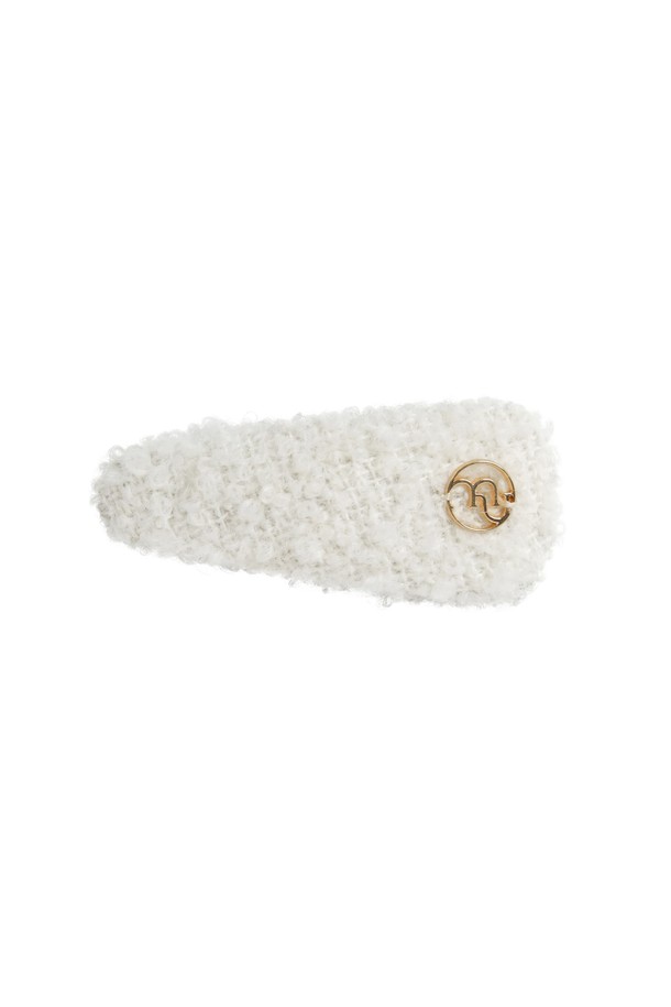 시​​사 트위드 헤어핀은 여성스러운 스타일을 완성하는 데일리 헤어 액세서리입니다. 아이보리, 브라운, 블랙 세 가지 색상으로 출시되었으며, 울과 아크릴 혼방 소재의 트위드 패턴이 고급스러운 분위기를 더합니다. 9.5cm의 적당한 사이즈로 다양한 헤어스타일에 활용 가능하며, 스프링 클립 잠금 시스템으로 뛰어난 고정력을 자랑합니다. 미끄럼 방지 디자인으로 편안하게 착용할 수 있으며, 골드 심볼 장식이 포인트로 더해져 데이트룩, 카페룩 등 어떤 스타일에도 잘 어울립니다. 가을, 겨울 시즌은 물론 사계절 내내 착용하여 클래식, 미니멀, 걸리시 스타일을 연출할 수 있습니다.