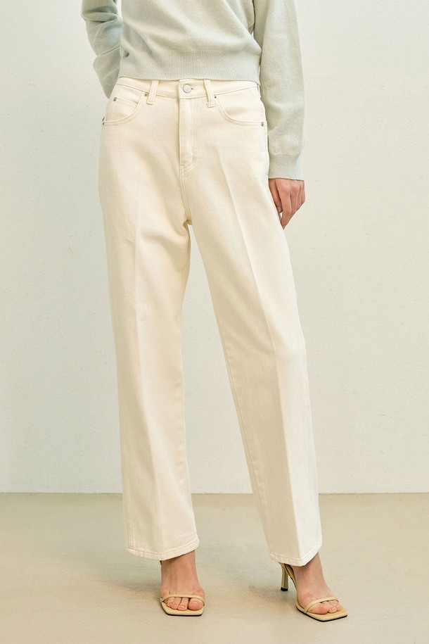 패스 크림 진 (pass cream jeans)은 Letters from her Winter Collection FW25의 여성용 데님 팬츠입니다. 미니멀하고 클래식한 스타일로, 겨울철 데일리룩에 적합합니다. 부드러운 촉감의 면 소재로 제작되었으며, 전통적인 데님 텍스처와 내구성을 갖춘 것이 특징입니다. 크림 컬러의 무지 디자인에 스트레이트 핏으로, 어떤 상의와도 잘 어울립니다. 두꺼운 두께감으로 겨울철에도 따뜻하게 착용할 수 있습니다.
