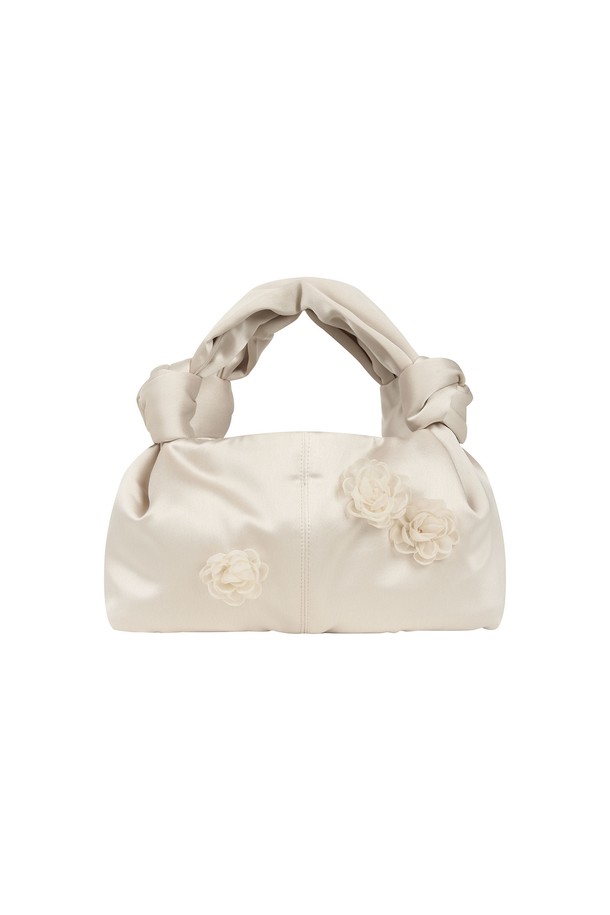 몰 로즈 백 (베이지)는 여성스러운 플라워 패턴과 심플한 디자인이 돋보이는 미니백입니다. 베이지와 블랙 두 가지 색상으로 출시되어 데이트룩, 쇼핑룩 등 다양한 스타일에 매치하기 좋습니다. 폴리 소재로 제작되었으며, 슬러치 스타일과 숨겨진 마그네틱 잠금장치로 편안함과 실용성을 더했습니다. 미니멀, 걸리시, 클래식 스타일을 즐겨 입는 분들께 추천하며, 일상에서 가볍게 들고 다니기 좋은 아이템입니다. 깔끔하고 세련된 디자인으로 어떤 옷차림에도 잘 어울립니다.
