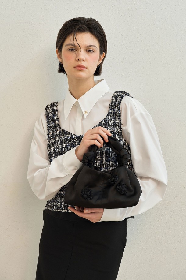 Mole rose bag (모울 로즈 백) _ Black은 Letters from her Winter Collection FW25 컬렉션의 여성용 미니백입니다. 블랙 색상의 폴리에스터 소재로 제작되었으며, 사각 형태에 플로럴 장식이 더해져 로맨틱한 분위기를 자아냅니다. 섬세한 미적 디자인과 깔끔한 클로징, 시적인 실루엣이 특징이며, 마그네틱형 잠금 방식으로 편의성을 높였습니다. 데이트룩, 모임룩, 카페룩 등 다양한 TPO에 클래식, 로맨틱, 미니멀 스타일로 연출하기 좋습니다.
