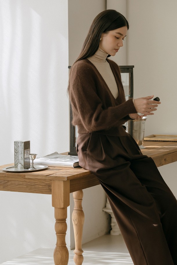 레나 울 터틀넥 티셔츠 _ 베이지는 가을, 겨울에 어울리는 여성용 터틀넥 티셔츠입니다. 부드러운 울 소재로 제작되어 뛰어난 착용감과 보온성을 제공하며, 슬림핏 디자인으로 미니멀하고 세련된 스타일을 연출합니다. 베이지 색상의 무지 디자인은 다양한 하의와 레이어드하여 클래식, 캐주얼, 미니멀 무드를 연출하기 좋습니다. 신축성이 있어 활동성이 편안하며, 두꺼운 두께감으로 겨울철에도 따뜻하게 입을 수 있습니다. 겨울 데일리룩, 카페룩, 출근룩 등 다양한 TPO에 활용할 수 있습니다.
