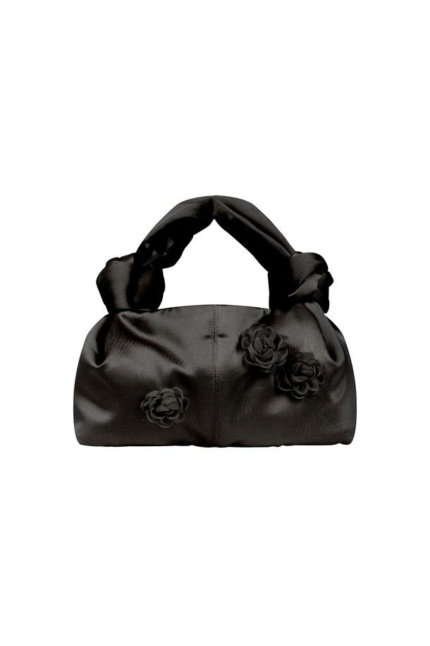 Mole rose bag (모울 로즈 백) _ Black은 Letters from her Winter Collection FW25 컬렉션의 여성용 미니백입니다. 블랙 색상의 폴리에스터 소재로 제작되었으며, 사각 형태에 플로럴 장식이 더해져 로맨틱한 분위기를 자아냅니다. 섬세한 미적 디자인과 깔끔한 클로징, 시적인 실루엣이 특징이며, 마그네틱형 잠금 방식으로 편의성을 높였습니다. 데이트룩, 모임룩, 카페룩 등 다양한 TPO에 클래식, 로맨틱, 미니멀 스타일로 연출하기 좋습니다.
