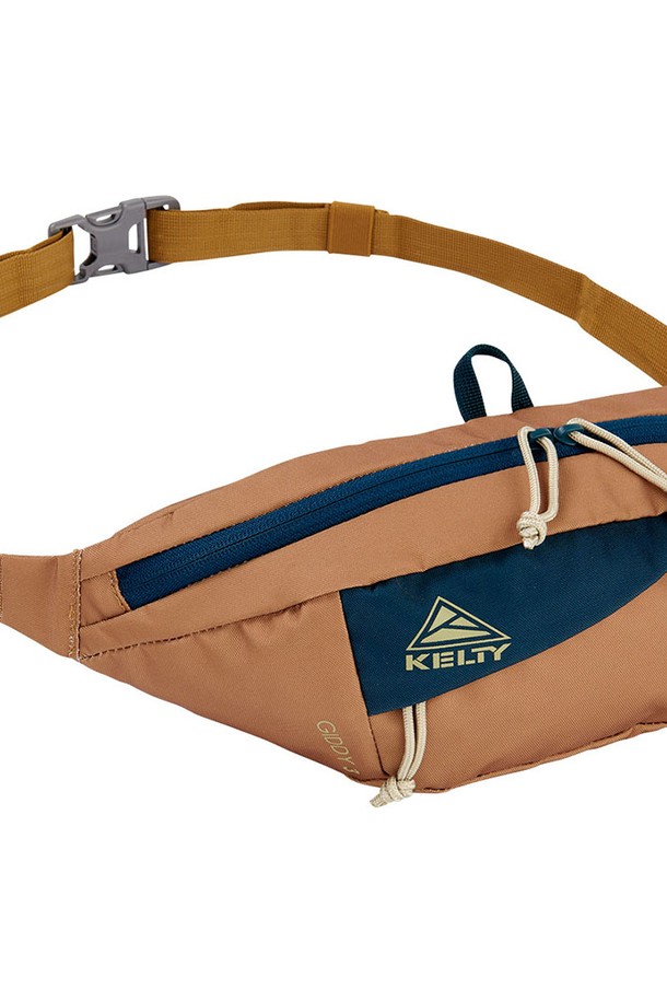 기디3 웨이스트백은 여성용으로, 다크블루, 그레이블루, 골드, 블루그린, 카키 5가지 세련된 컬러로 출시되었습니다. 3L 용량에 160g의 가벼운 무게로, 1L 물병 수납이 가능하여 여행, 스포츠, 일상 등 다양한 TPO에 활용할 수 있습니다. 폴리에스터 소재로 제작되어 튼튼하며, 사각형 무지 디자인과 지퍼형 잠금 방식으로 깔끔함과 실용성을 더했습니다. 스포티, 캐주얼 스타일을 연출하며, 수납 기능을 갖춘 웨이스트백을 찾으시는 분들께 추천합니다.
