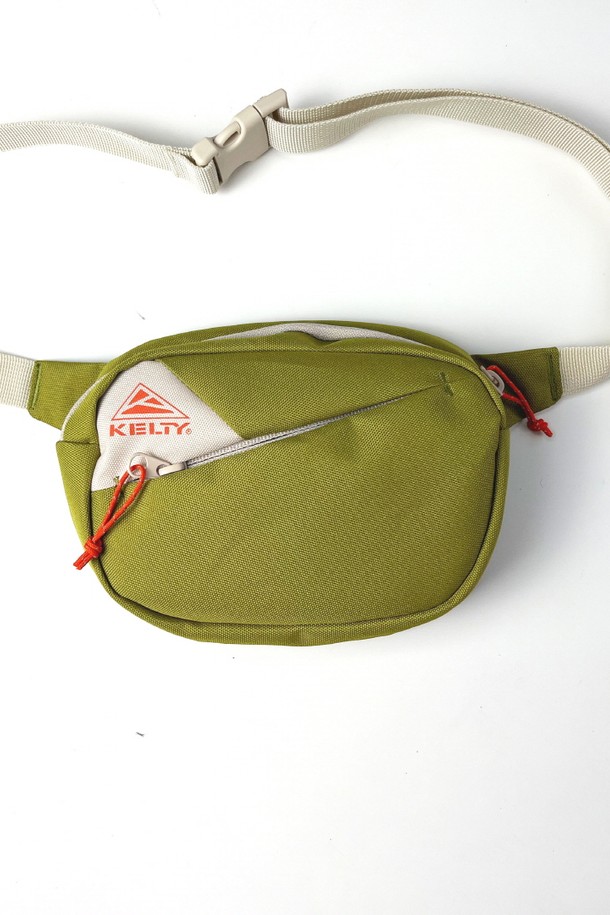 스텁1 웨이스트백은 카키, 베이지, 불무그린, 탄 4가지 트렌디한 컬러로 출시되어, 캐주얼, 미니멀, 시티보이 스타일에 완벽하게 어울립니다. 폴리에스테르 소재의 미니 사이즈 반원 형태 가방으로, 2개의 수납공간과 전면 포켓, 양방향 지퍼를 갖춰 실용성을 높였습니다. 사이즈 조절이 가능하며, 일상 및 여행룩, 산책룩에 다용도로 착용할 수 있습니다. 2025년 신규 색상이 출시되었으며, 크로스백으로도 활용 가능한 실용적인 웨이스트백입니다. 컴팩트한 사이즈로 소지품을 안전하게 보관할 수 있습니다.
