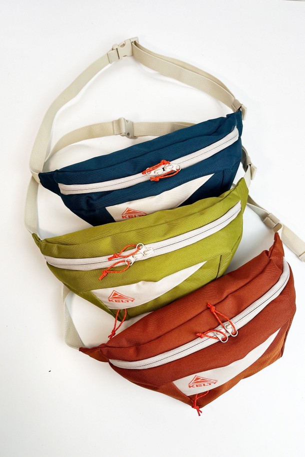 기디3 웨이스트백은 여행, 일상, 스포츠 활동에 적합한 공용 가방입니다. 3L 사이즈의 미디엄 크기로, 네이비와 아이보리 두 가지 색상으로 출시되었습니다. 가볍고 수납력이 뛰어나며, 사각 모양에 스트랩 디자인으로 스포티하고 캐주얼한 스타일을 연출합니다. 폴리에스테르 소재로 제작되었으며, 지퍼형 잠금 방식과 물병 수납 기능으로 실용성을 더했습니다. 여행룩에 잘 어울리는 미니멀한 디자인의 웨이스트백입니다.
