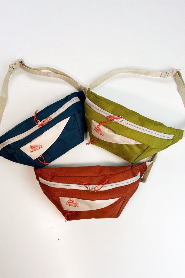 기디3 웨이스트백은 여행룩과 휴가룩에 어울리는 캐주얼, 미니멀, 스포티 스타일의 가방입니다. 네이비와 화이트 두 가지 색상으로 출시되었으며, 폴리에스테르 소재로 제작되어 가볍고 튼튼합니다. 미디엄 사이즈의 사각형 디자인으로, 지퍼 디테일이 돋보이며 수납 기능을 갖추고 있습니다. 일상생활과 여행 시 유용하게 사용할 수 있는 실용적인 웨이스트백입니다.
