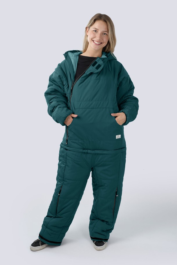 스윗치 오리지널은 캠핑 및 아웃도어 활동에 적합한 겨울용 방수 보온 슬리핑백입니다. 전신 착용이 가능하며, 후드 디자인으로 따뜻함을 더했습니다. 그린 색상의 무지 패턴에 두꺼운 폴리에스테르 소재를 사용하여 보온성을 극대화했습니다. 양손 포켓이 있어 소지품 보관이 용이하며, 활동적인 움직임에도 불편함이 없도록 설계되었습니다. 캠핑 시 편안하고 따뜻한 잠자리를 제공합니다.
