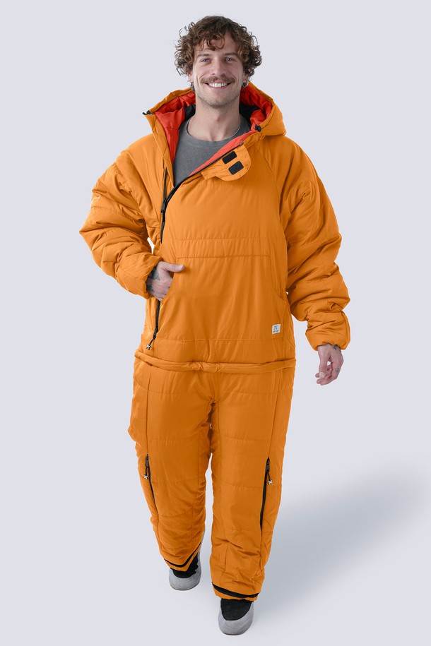 스윗치 오리지널은 남성용 아우터로, 캠핑 및 아웃도어 활동에 적합한 방수, 보온, 방풍 기능을 갖춘 겨울용 점프슈트입니다. 오버핏에 후드와 포켓 디테일이 더해져 캐주얼하면서도 스포티한 스타일을 연출합니다. 짙은 오렌지 컬러에 무지 디자인으로 어떤 옷에도 쉽게 매치할 수 있으며, 집업과 스냅 여밈 방식으로 편안하게 착용 가능합니다. 두꺼운 나일론 소재를 사용하여 뛰어난 보온성을 제공하며, 긴 소매 기장으로 활동성을 높였습니다.
