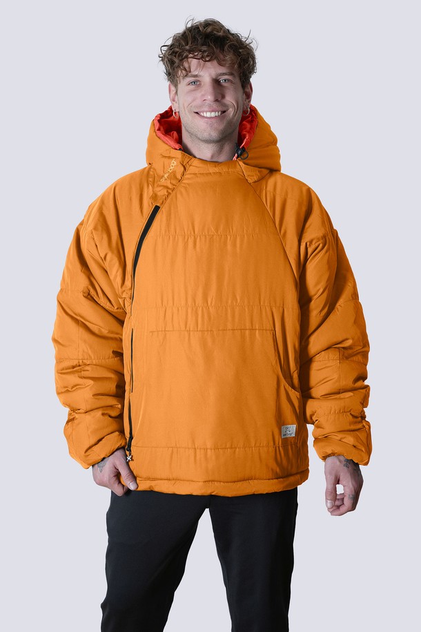 스윗치 오리지널은 남성용 아우터로, 캠핑 및 아웃도어 활동에 적합한 방수, 보온, 방풍 기능을 갖춘 겨울용 점프슈트입니다. 오버핏에 후드와 포켓 디테일이 더해져 캐주얼하면서도 스포티한 스타일을 연출합니다. 짙은 오렌지 컬러에 무지 디자인으로 어떤 옷에도 쉽게 매치할 수 있으며, 집업과 스냅 여밈 방식으로 편안하게 착용 가능합니다. 두꺼운 나일론 소재를 사용하여 뛰어난 보온성을 제공하며, 긴 소매 기장으로 활동성을 높였습니다.
