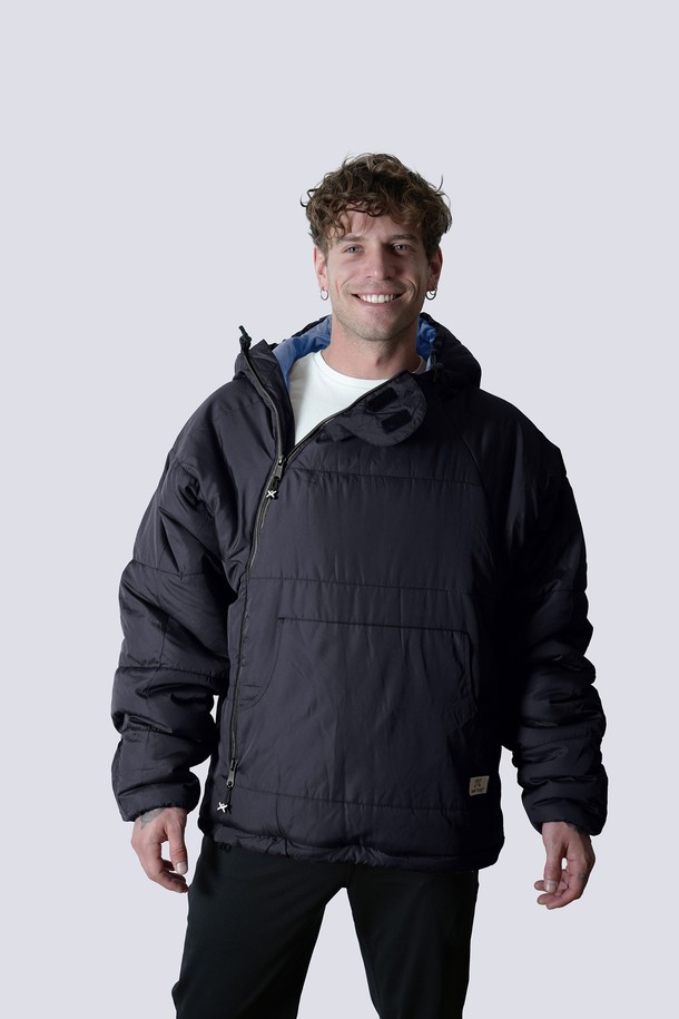 스윗치 오리지널은 겨울철 추위로부터 당신을 보호해 줄 방수, 보온 기능의 오버핏 롱 기장 점프슈트입니다. 부드러운 촉감의 나일론과 폴리에스테르 혼방 소재로 제작되어 편안한 착용감을 선사합니다. 무지 디자인에 블랙 컬러로 어떤 스타일에도 쉽게 매치할 수 있으며, 지퍼형 여밈 방식과 긴 소매 기장으로 활동성을 높였습니다. 캠핑이나 일상생활에서 캐주얼하게 활용하기 좋은 아이템입니다. 두꺼운 두께감으로 뛰어난 보온성을 제공하며, 방풍 기능까지 갖춰 궂은 날씨에도 든든합니다.
