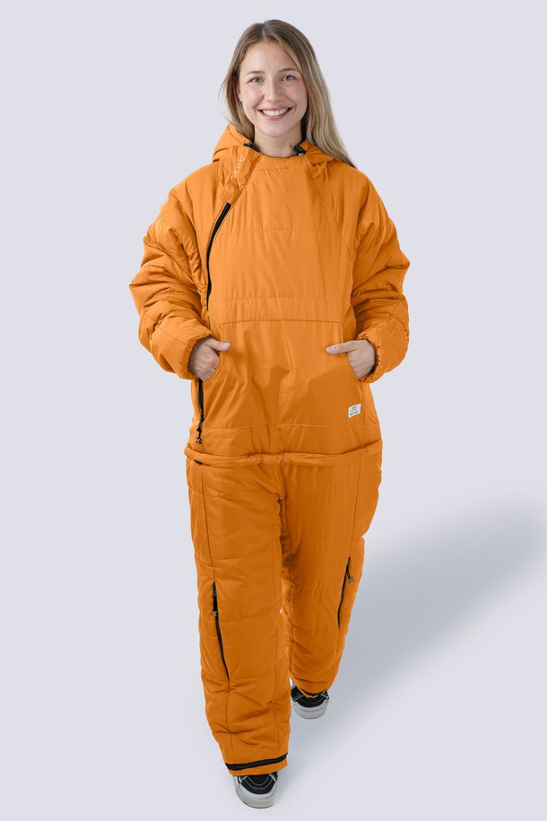 스윗치 오리지널은 남성용 아우터로, 캠핑 및 아웃도어 활동에 적합한 방수, 보온, 방풍 기능을 갖춘 겨울용 점프슈트입니다. 오버핏에 후드와 포켓 디테일이 더해져 캐주얼하면서도 스포티한 스타일을 연출합니다. 짙은 오렌지 컬러에 무지 디자인으로 어떤 옷에도 쉽게 매치할 수 있으며, 집업과 스냅 여밈 방식으로 편안하게 착용 가능합니다. 두꺼운 나일론 소재를 사용하여 뛰어난 보온성을 제공하며, 긴 소매 기장으로 활동성을 높였습니다.
